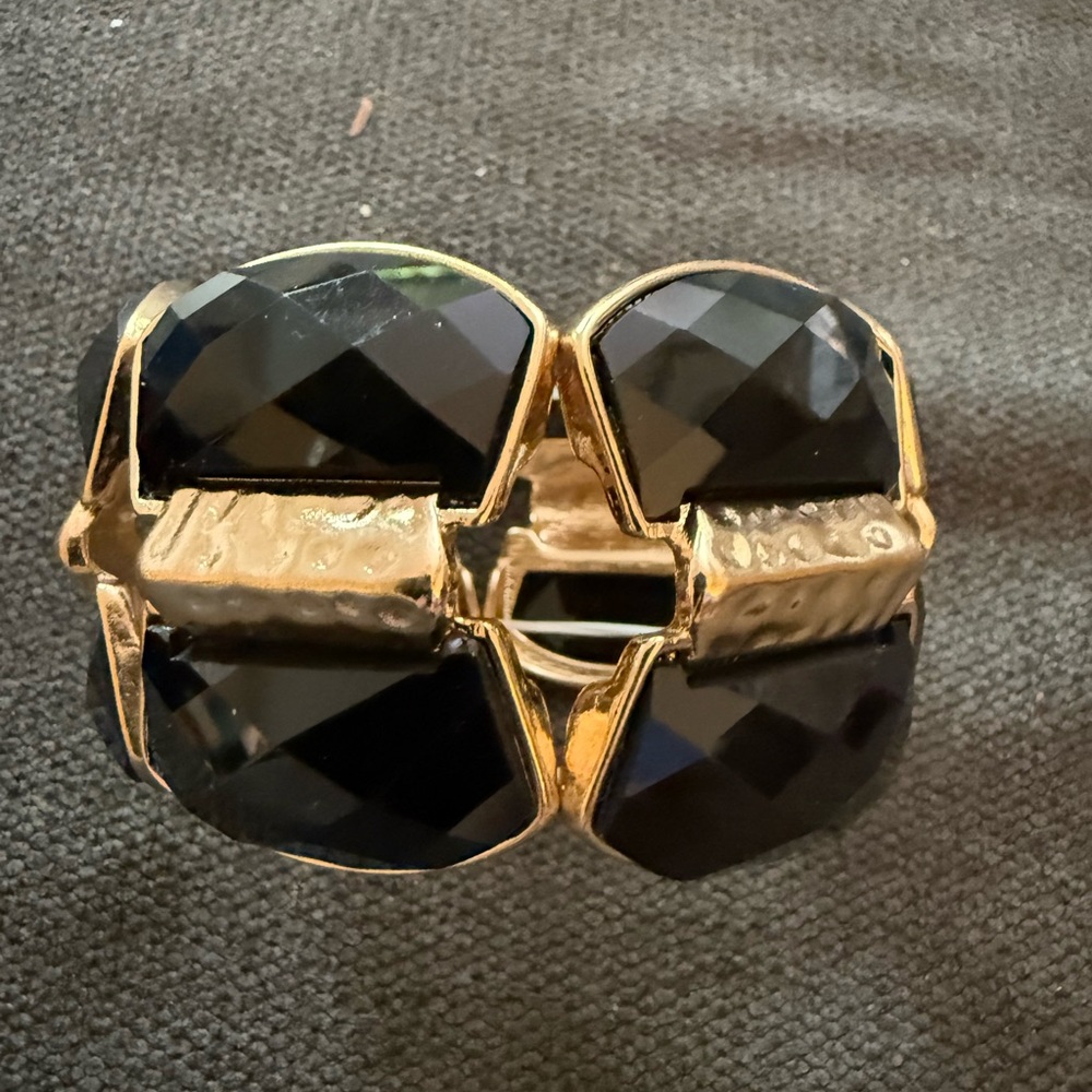 Chic Black and Gold bracelet. Great for upcoming scene this fall. Solid.